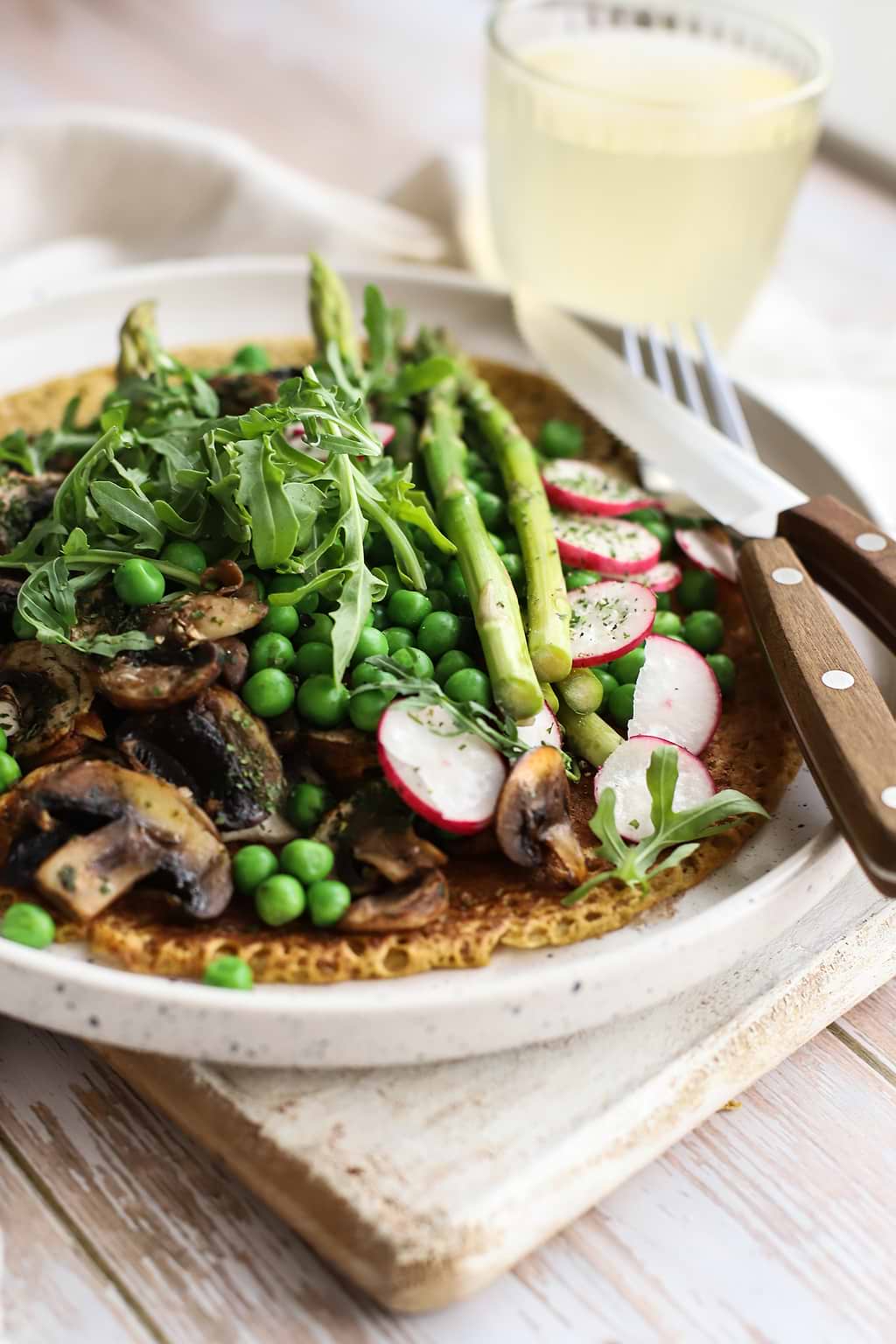 Galette de pois chiches aux asperges vertes, radis et petits pois